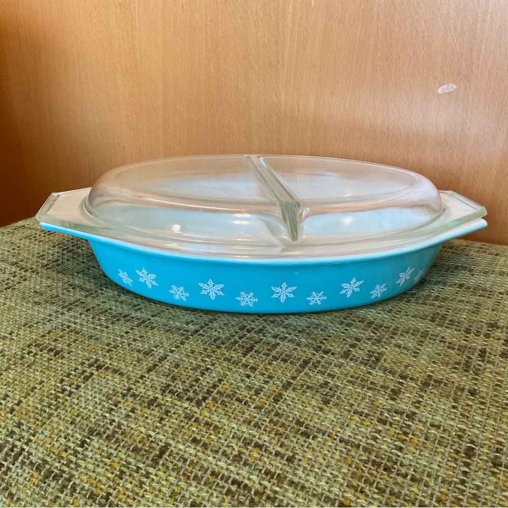 Vintage Pyrex Turquoise Snowflake Garland 1.5qt Oval Divided Dish Blue w/ Lid